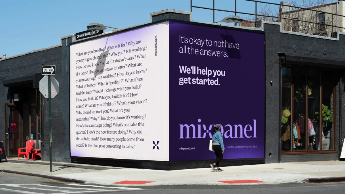 Anuncio de pared a pie de calle de Mixpanel