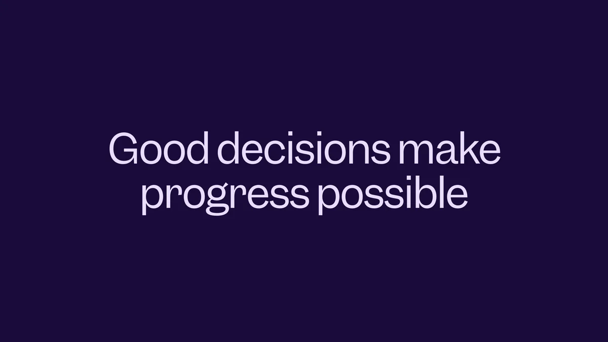 «Good decisions make progress possible» sobre morado