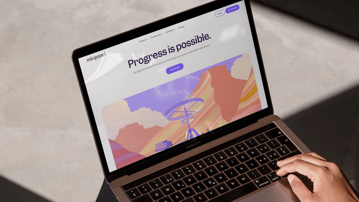 Portátil con el sitio de Mixpanel: «Progress is possible»