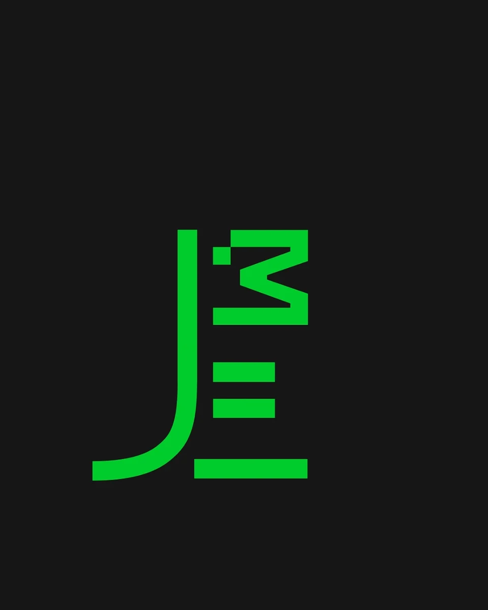 Un logo de bandera verde estilizada sobre fondo negro, con líneas geométricas gruesas y ángulos marcados, que crea una impresión visual moderna y dinámica.