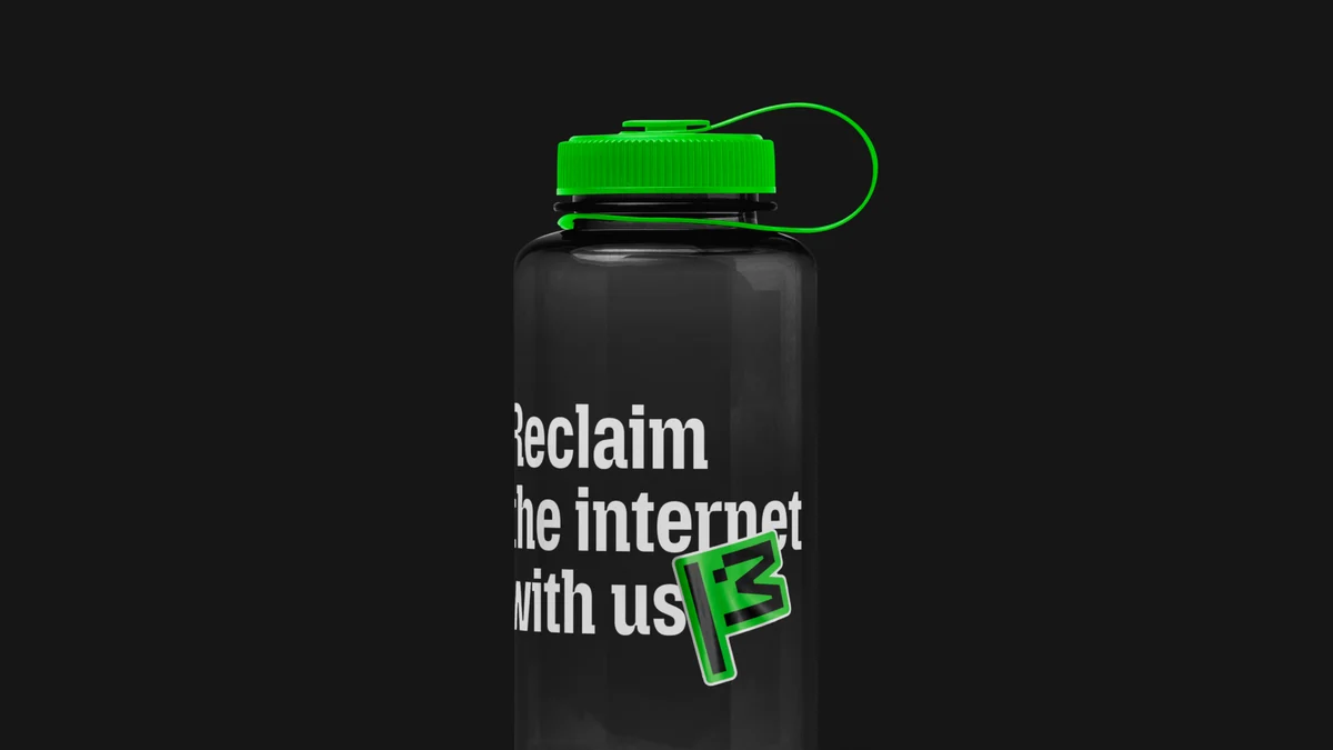 Una botella de agua negra con texto blanco en negrita que dice: «Reclaim the internet with us.» Tiene una tapa verde brillante y una pegatina del logo estilizado «P3» adherida a su superficie.