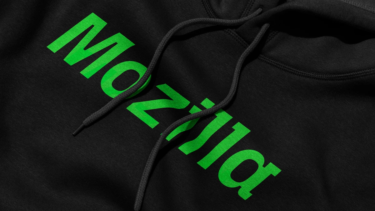 Logotipo de Mozilla en verde impreso en grande sobre una sudadera negra