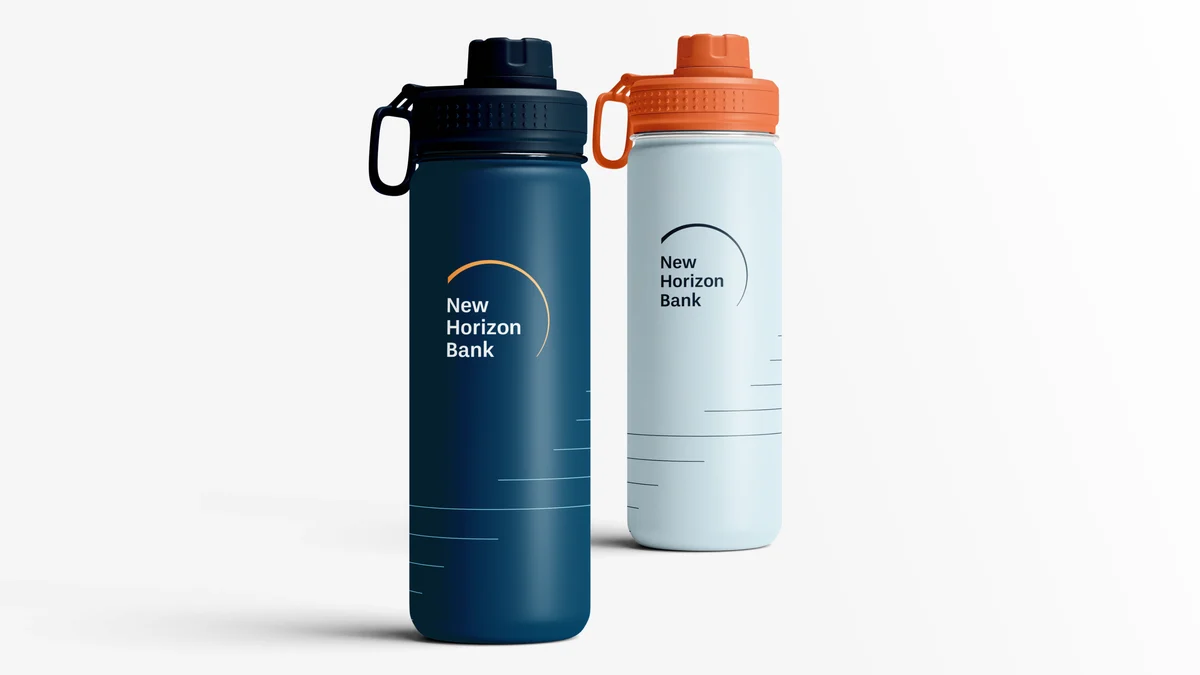 Botellas de agua de New Horizon Bank en azul marino y blanco