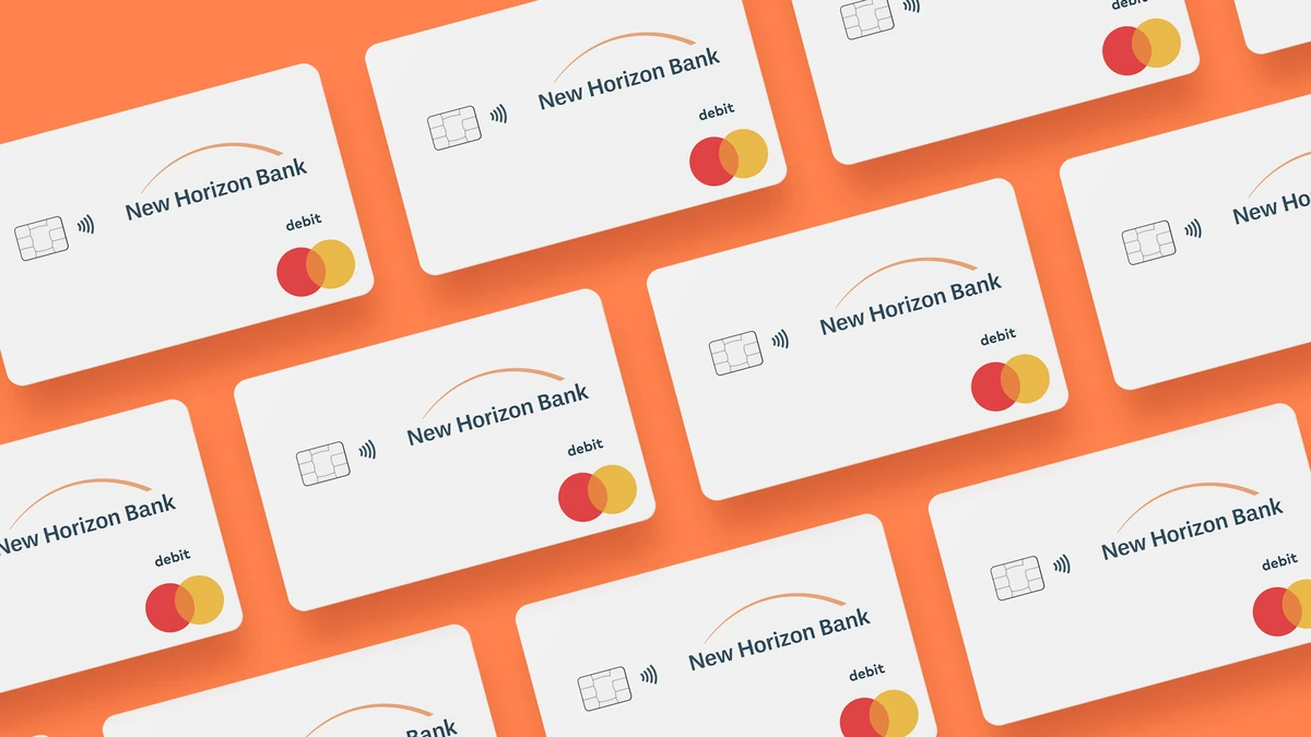 Filas de tarjetas de débito de New Horizon Bank sobre naranja
