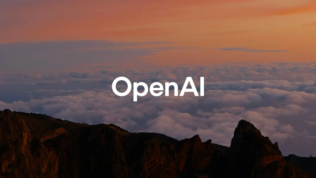 Logotipo blanco de OpenAI sobre un amanecer por encima de las nubes