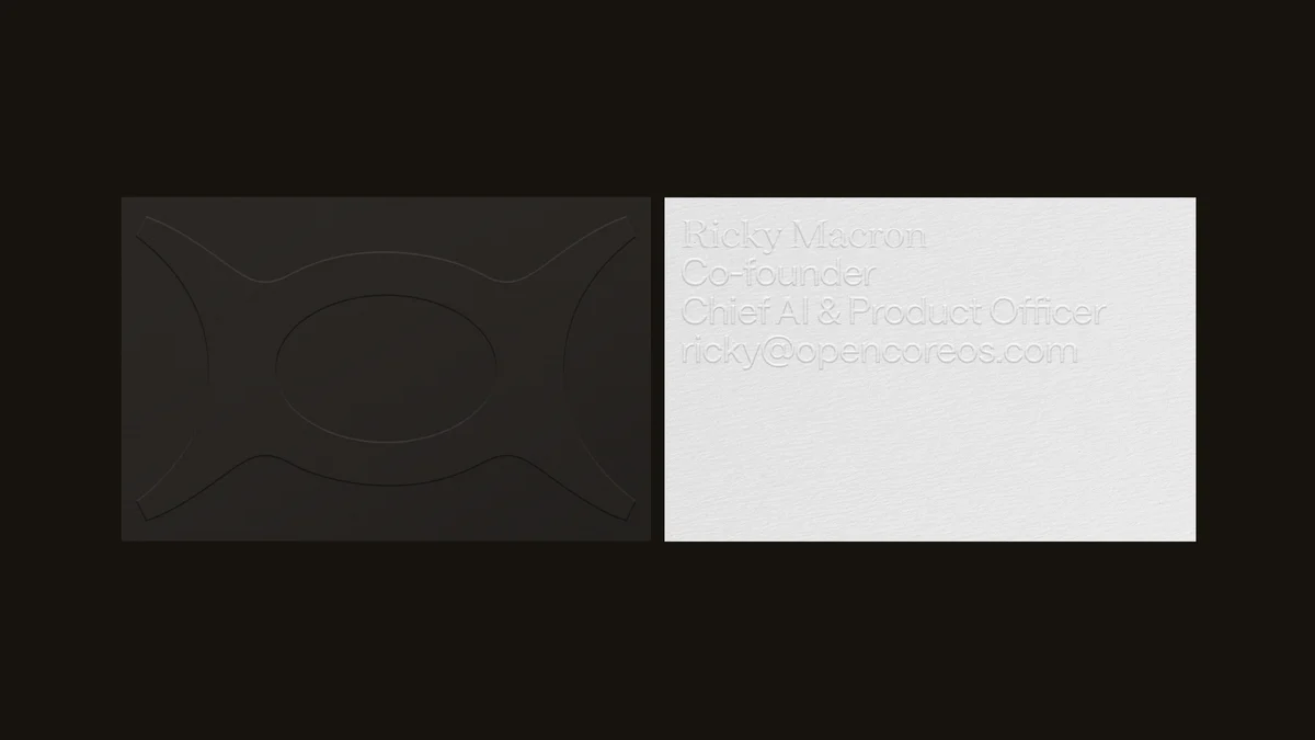 Tarjetas de OpenCoreOS en oscuro y en claro, una junto a otra