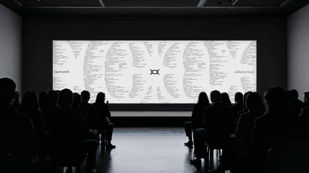 Proyección de OpenCoreOS en una pantalla grande en un auditorio