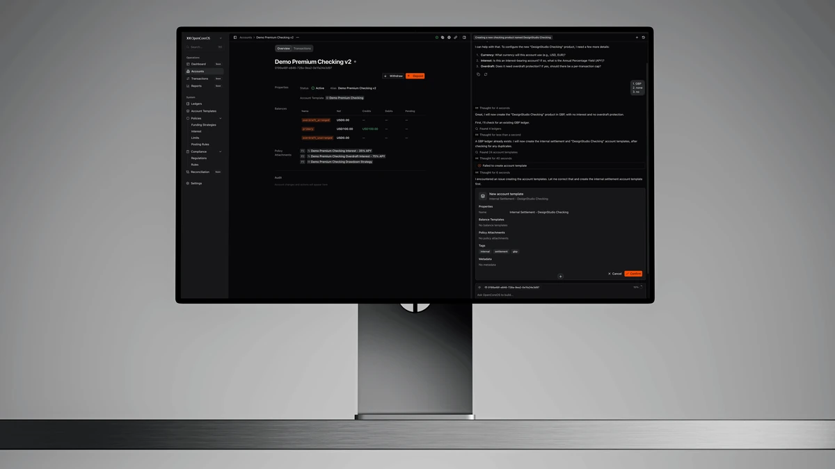 Interfaz de OpenCoreOS en un monitor de escritorio en modo oscuro