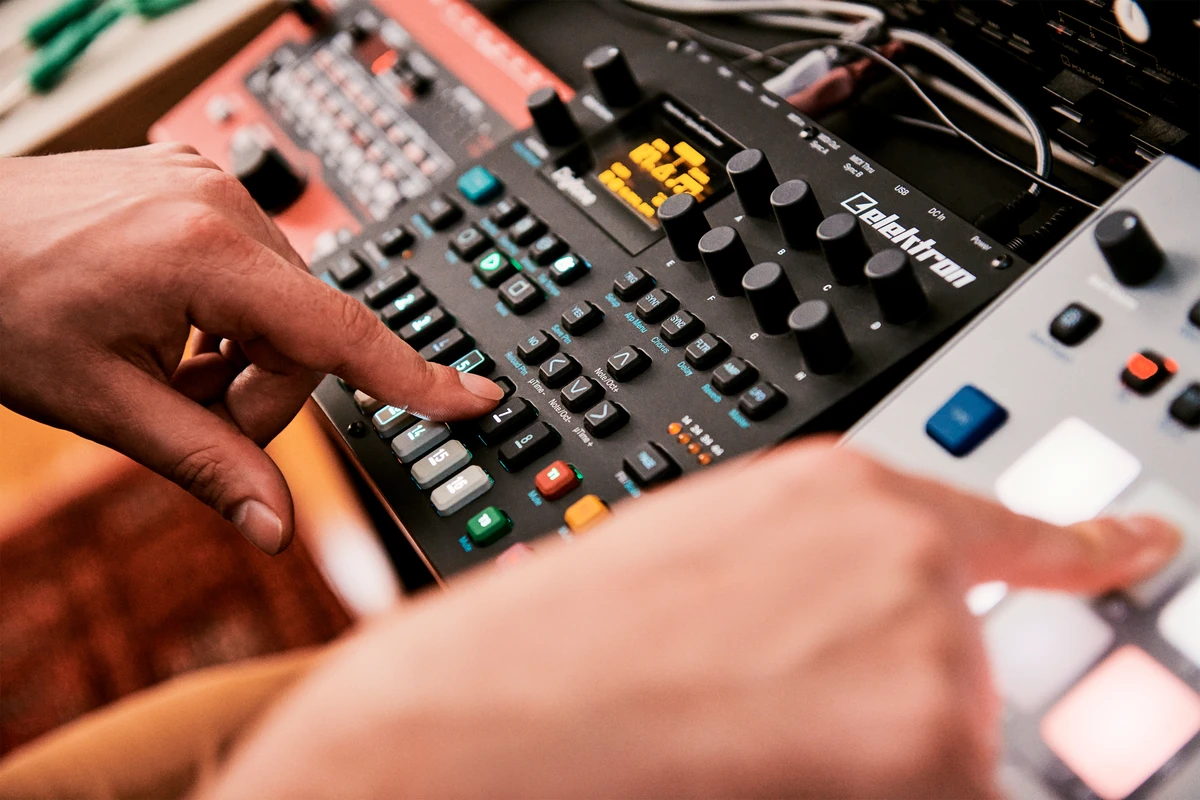 Manos trabajando con un sampler musical, fotografía de marca de Patreon