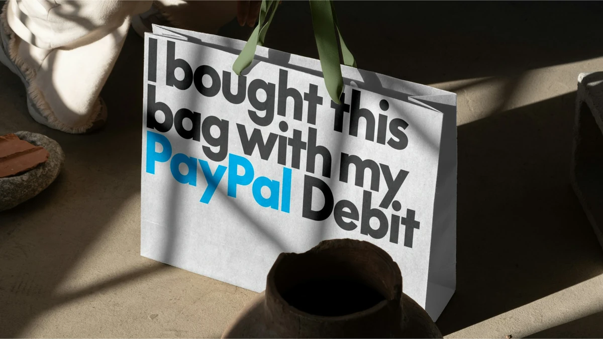 Cartel de PayPal: «Bought this bag with my PayPal Debit»