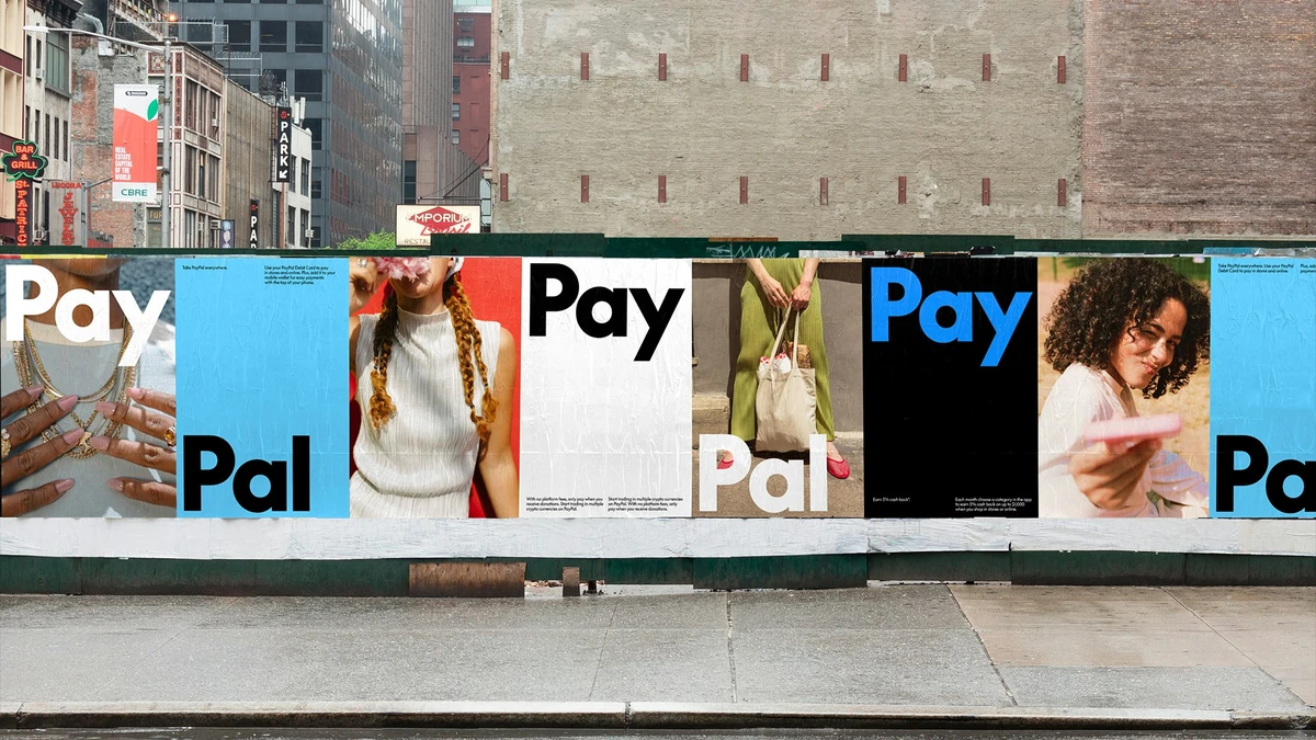 Vallas publicitarias de PayPal en una esquina