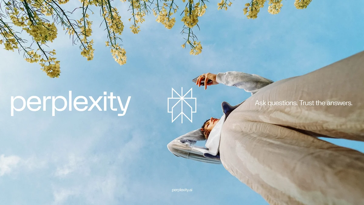 Logotipo de Perplexity sobre una foto de cielo con una figura reclinada