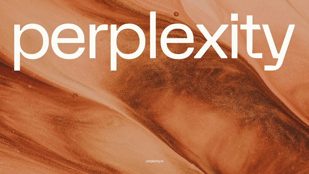 Logotipo blanco de Perplexity sobre dunas de arena cálida