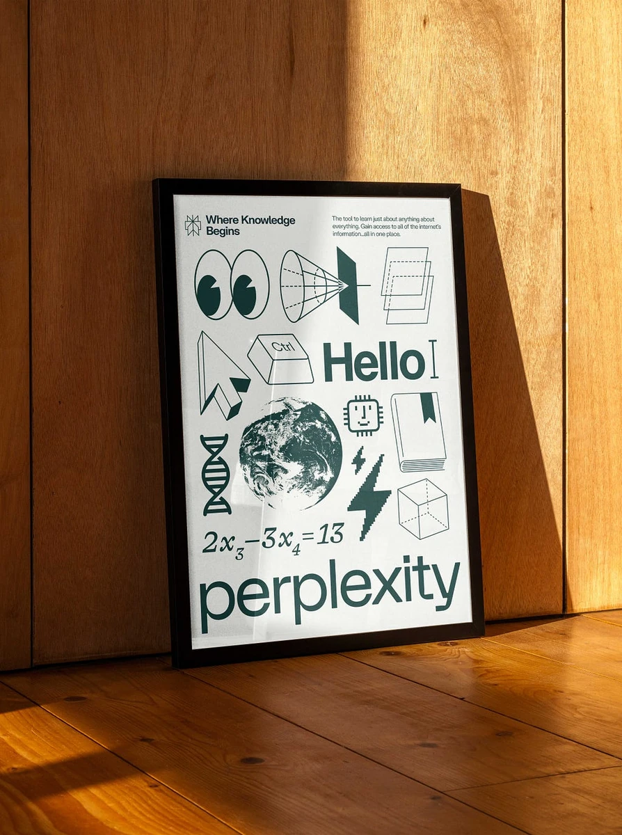 Cartel «Hello» de Perplexity enmarcado en una estantería de madera