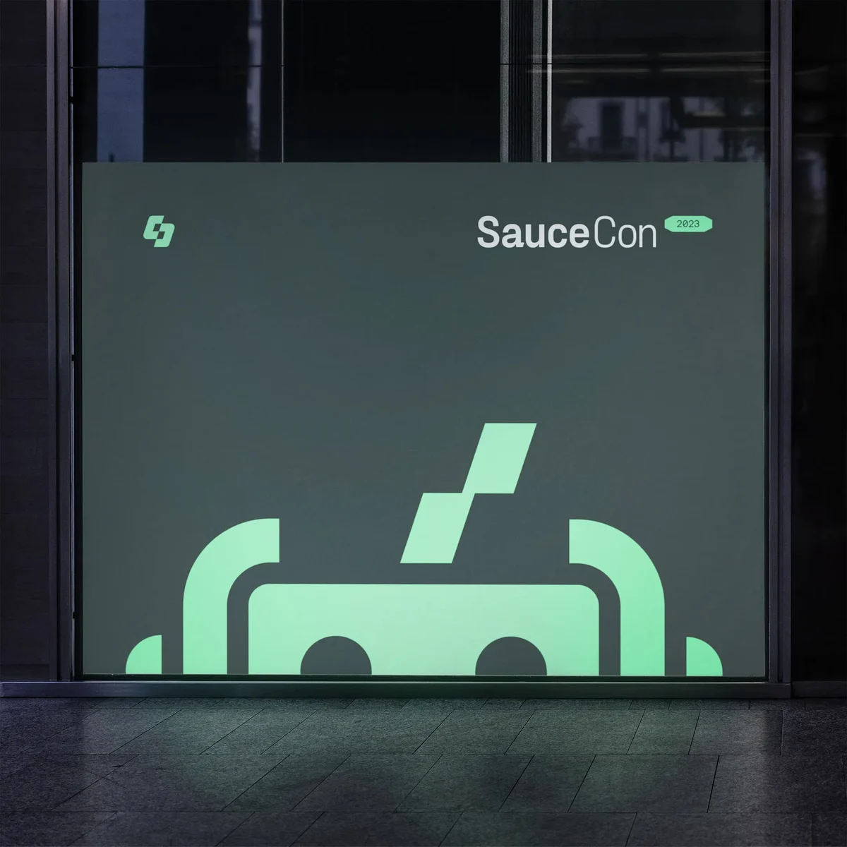 Señalización de SauceCon con la marca del bot de píxeles sobre fondo verde oscuro