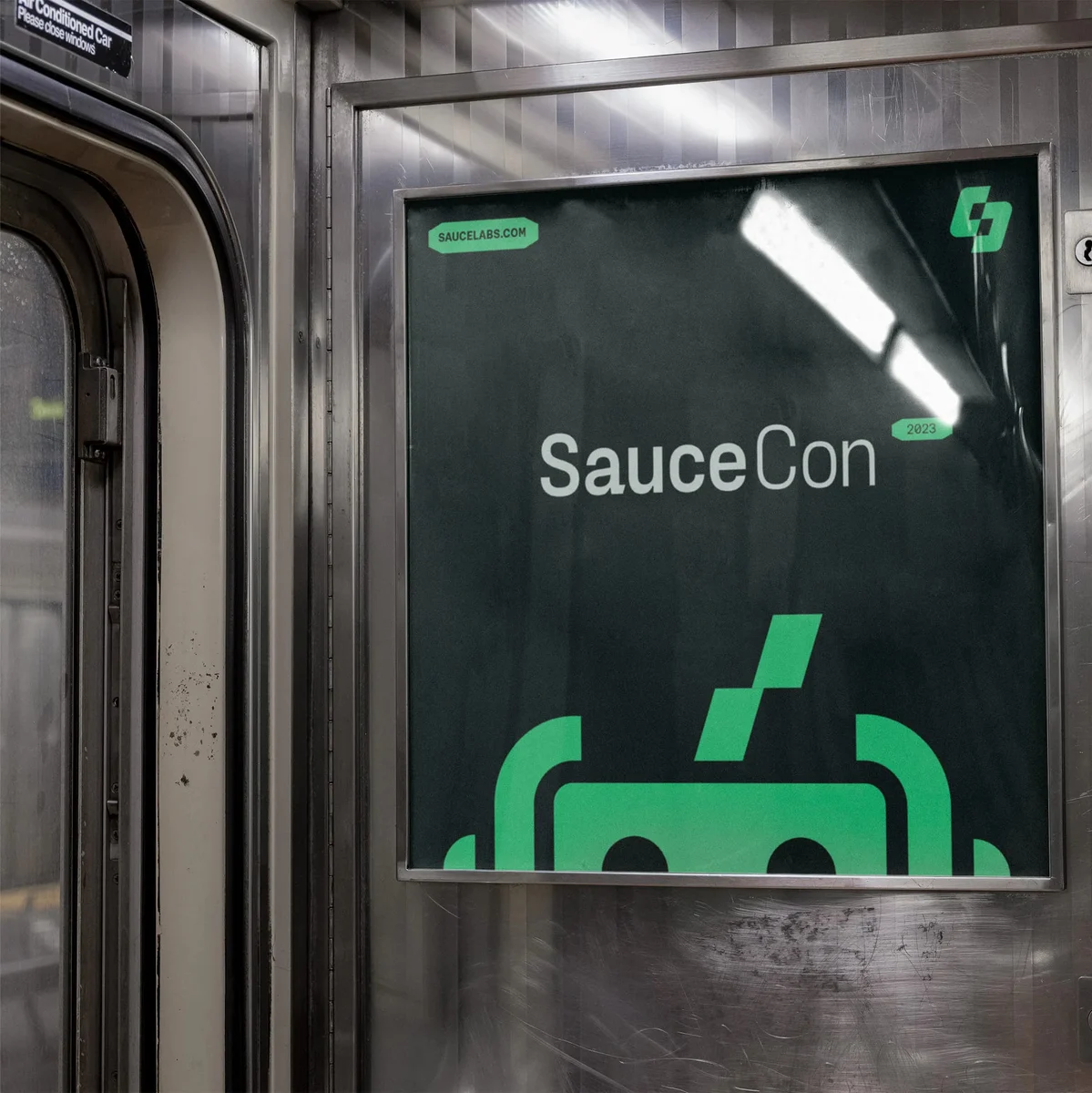 Señal de SauceCon en un vagón de metro
