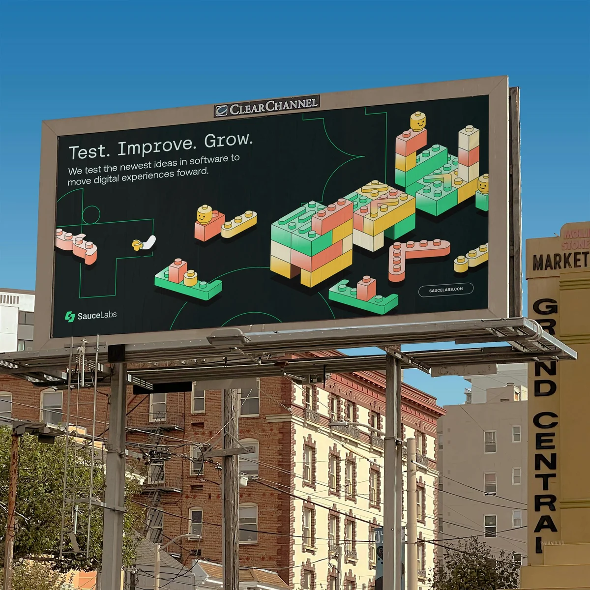 Valla publicitaria de Sauce Labs sobre una calle de la ciudad