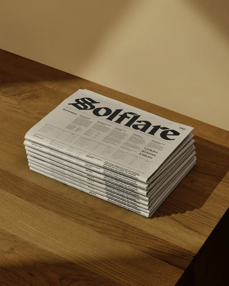 Pila de materiales impresos con la marca Solflare sobre una mesa