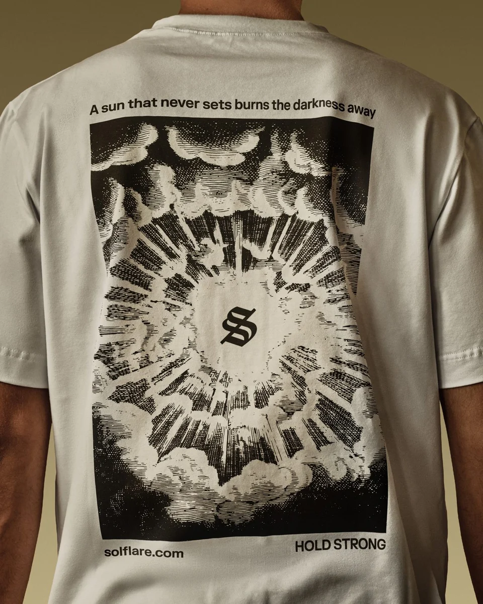 Camiseta con un gráfico ornamentado del sol de Solflare