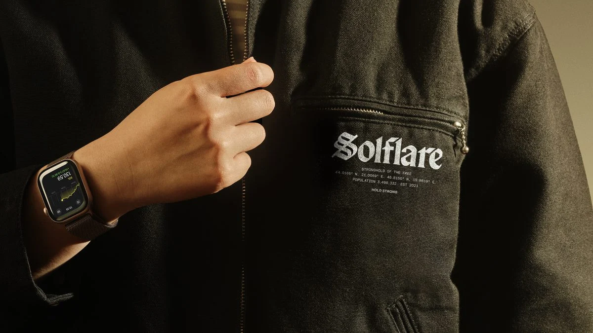 Persona con chaqueta negra con el logotipo de Solflare bordado