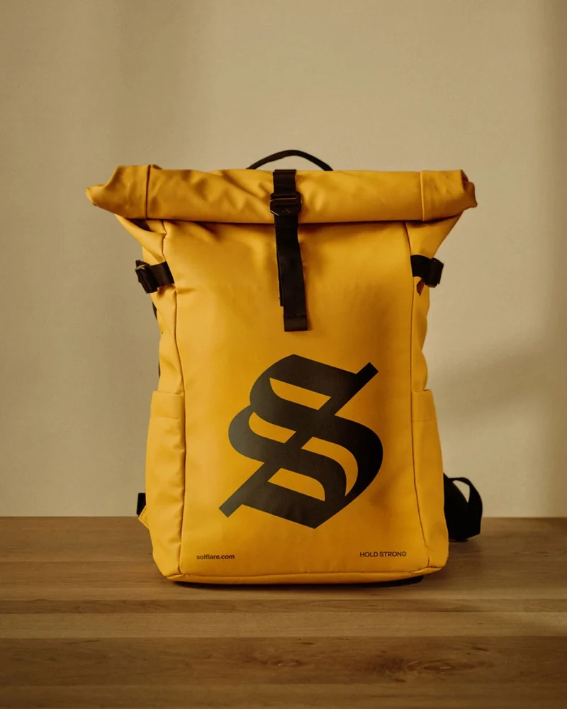 Mochila amarilla de Solflare con el monograma S