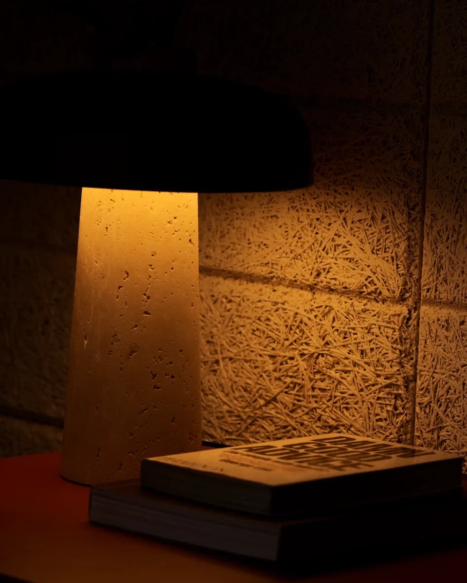 Libro de Solflare sobre una mesa bajo la luz cálida de una lámpara