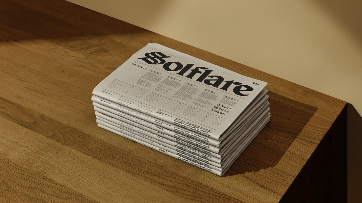 Pila de periódicos impresos con el logotipo de Solflare