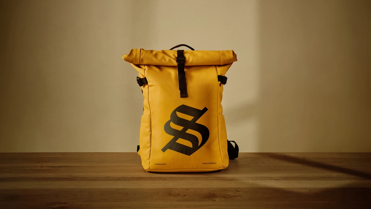 Mochila amarilla de Solflare sobre un banco de madera