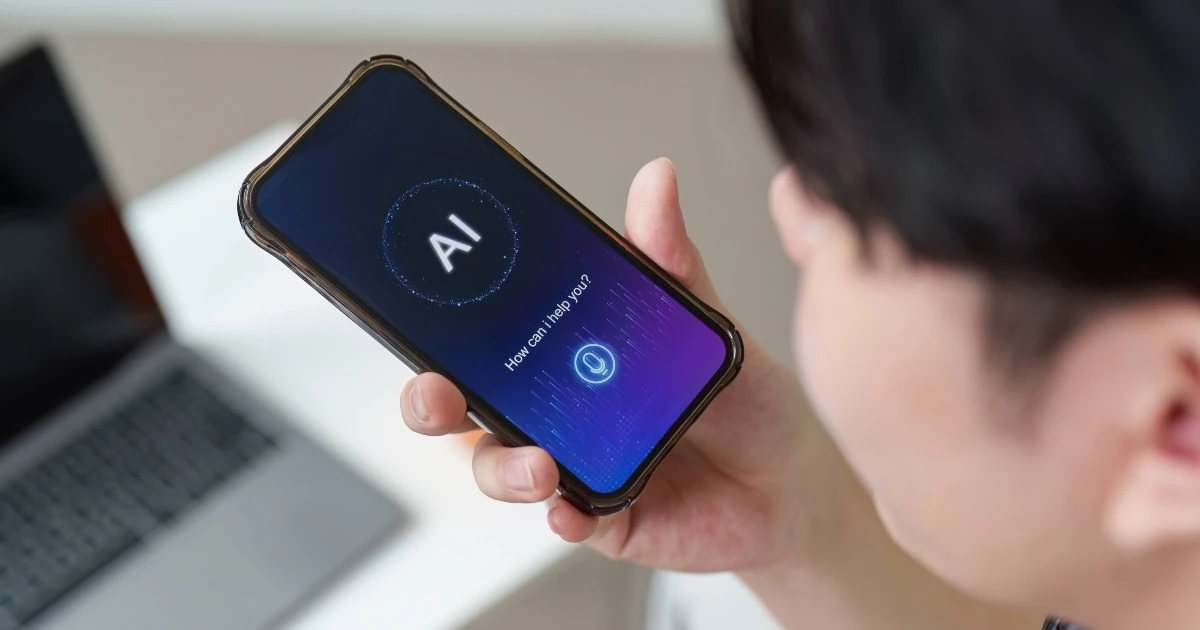 Persona usando la app de Speechmatics en un teléfono