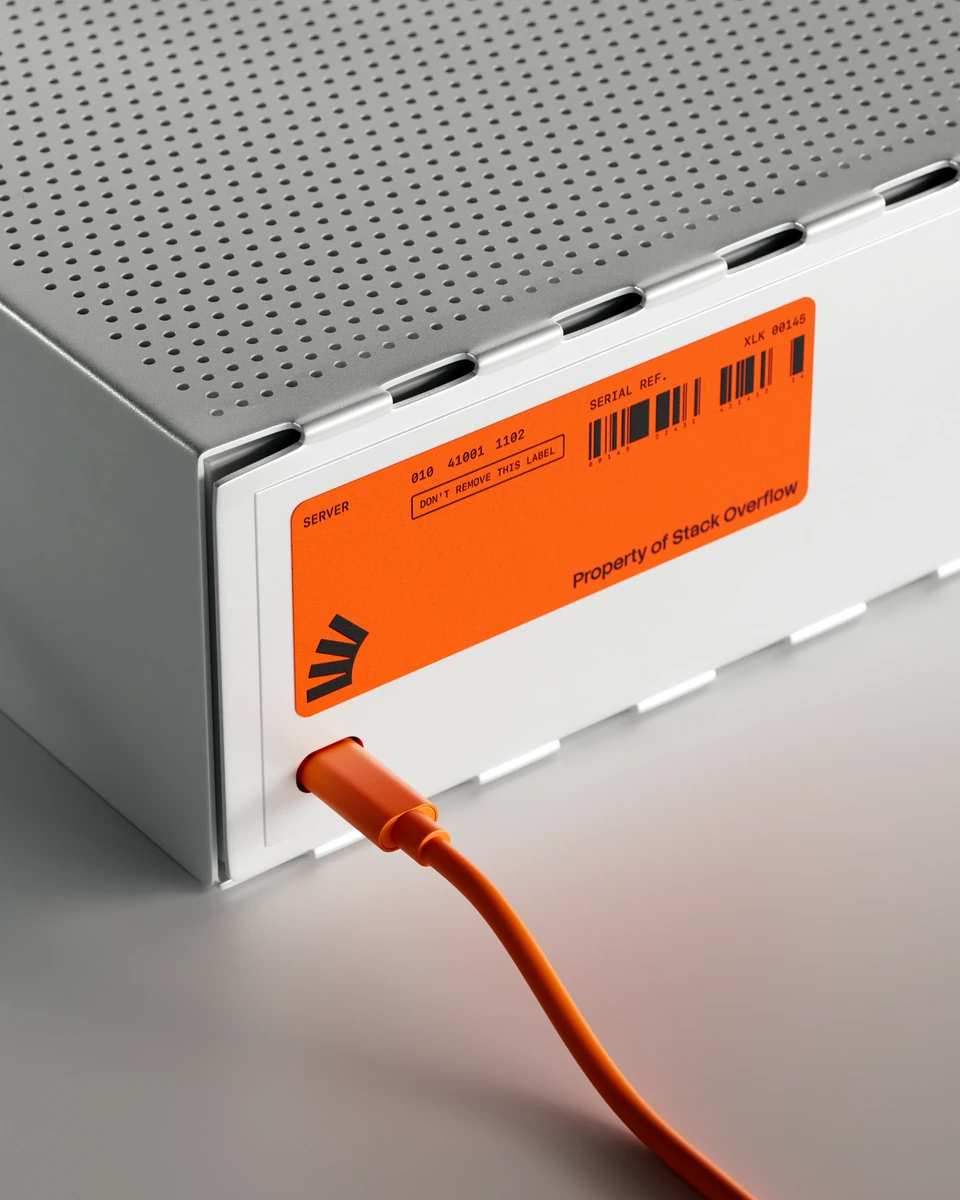 Cable naranja de Stack Overflow conectado a un dispositivo gris