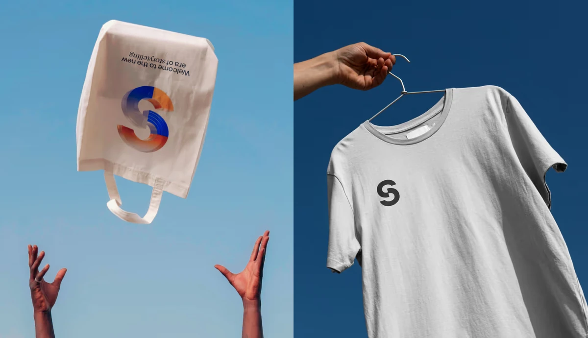 Camiseta y envase con la marca Story sostenidos contra el cielo