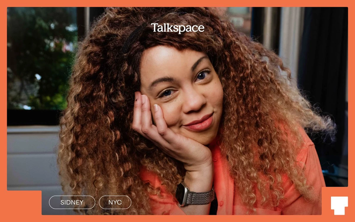 Retrato de Talkspace de una mujer sonriente con el logo