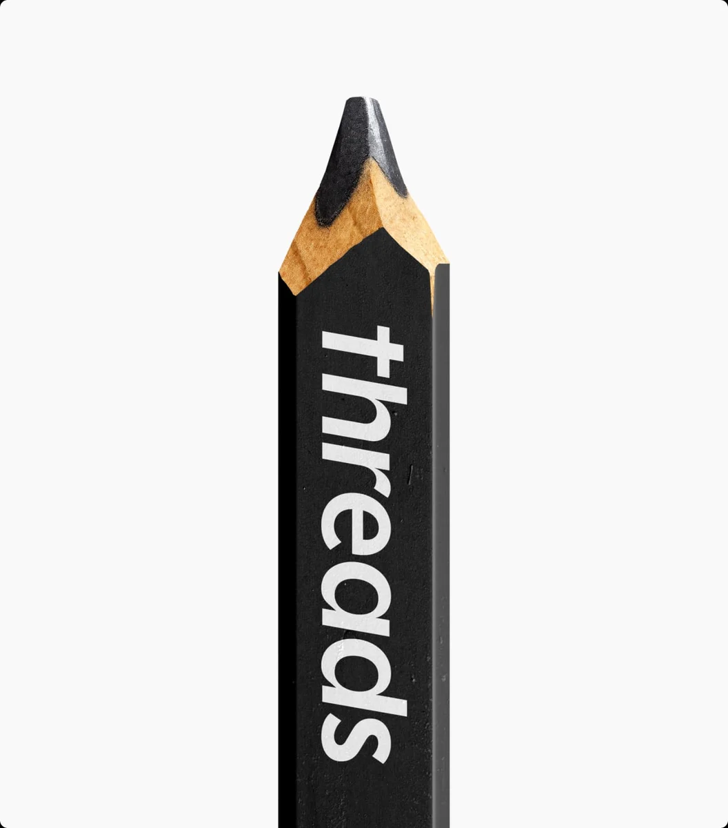 Lápiz negro impreso con el logotipo de Threads