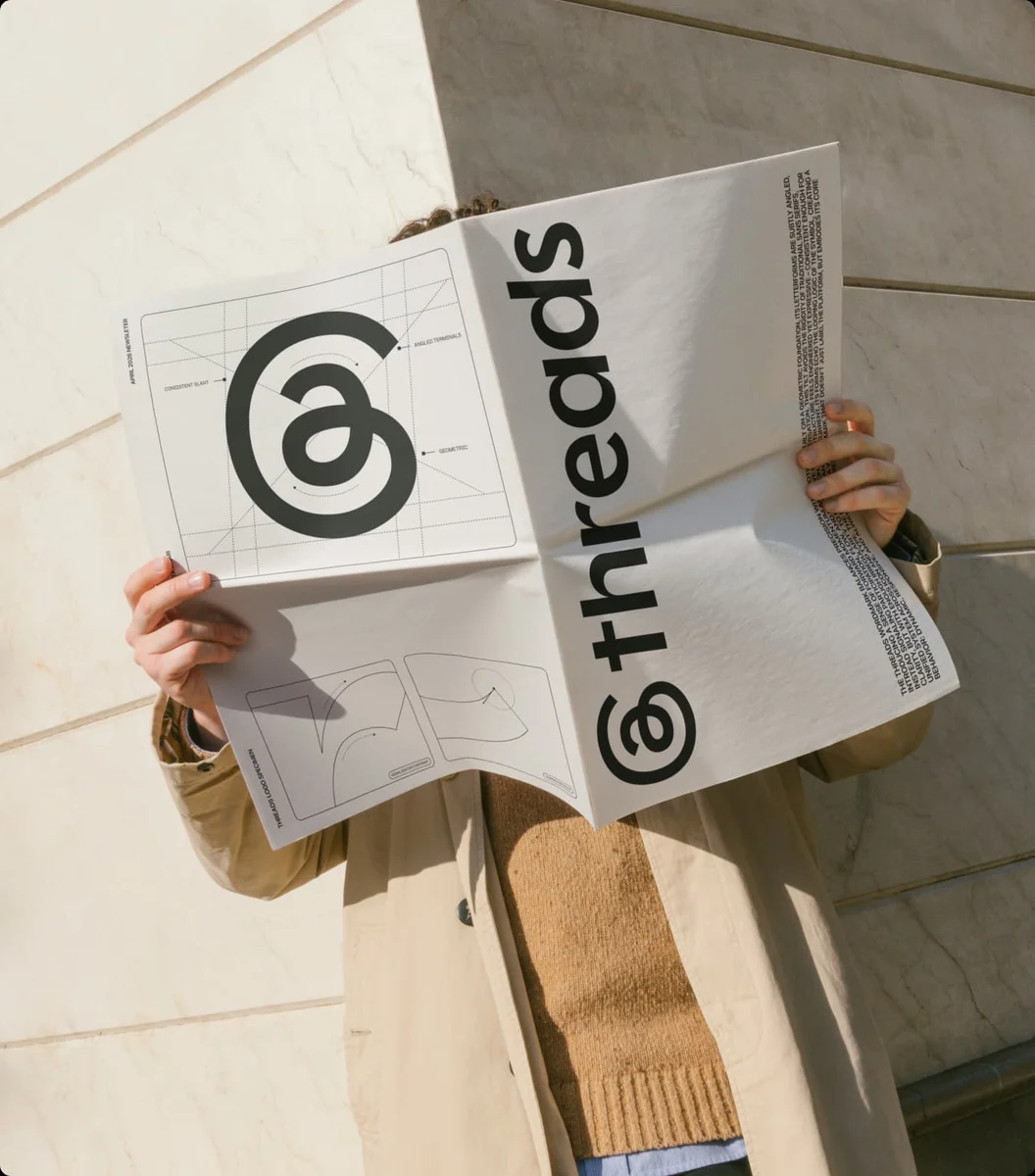 Persona sosteniendo una bolsa de tela impresa de Threads