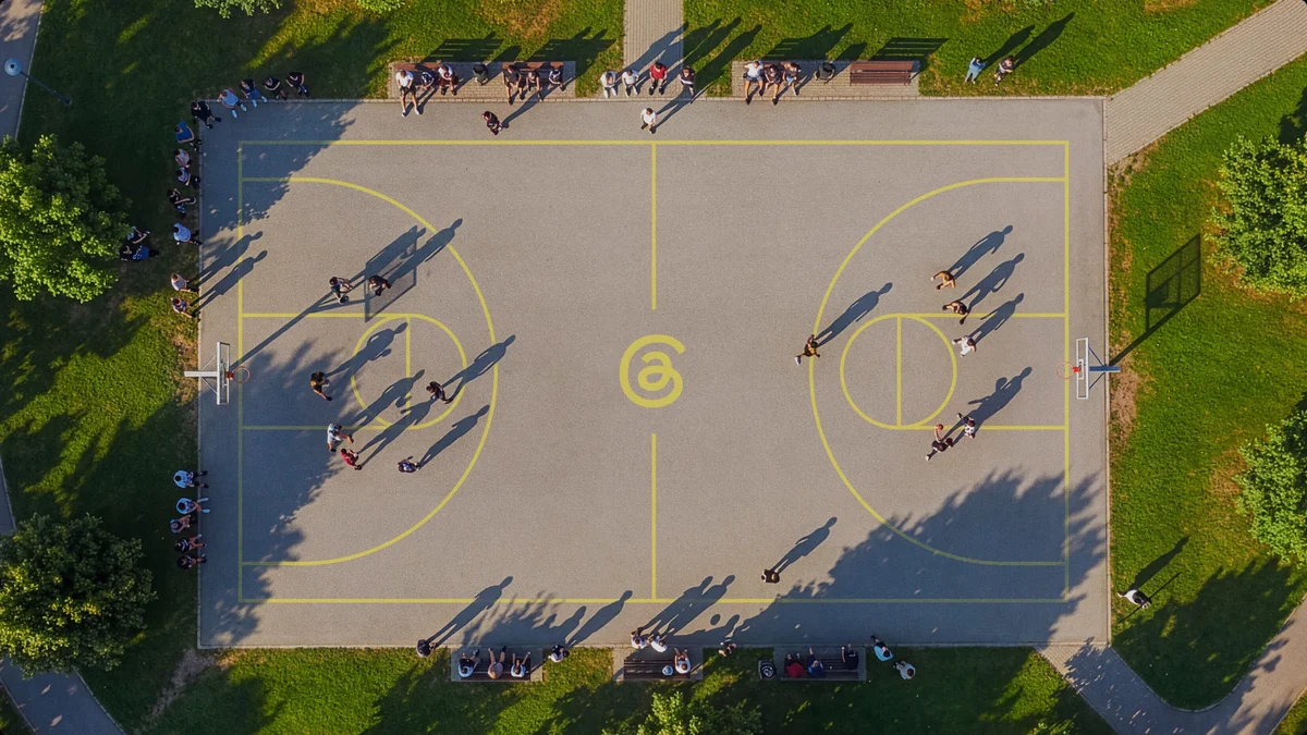 Vista aérea de una cancha de baloncesto pintada con el símbolo de Threads