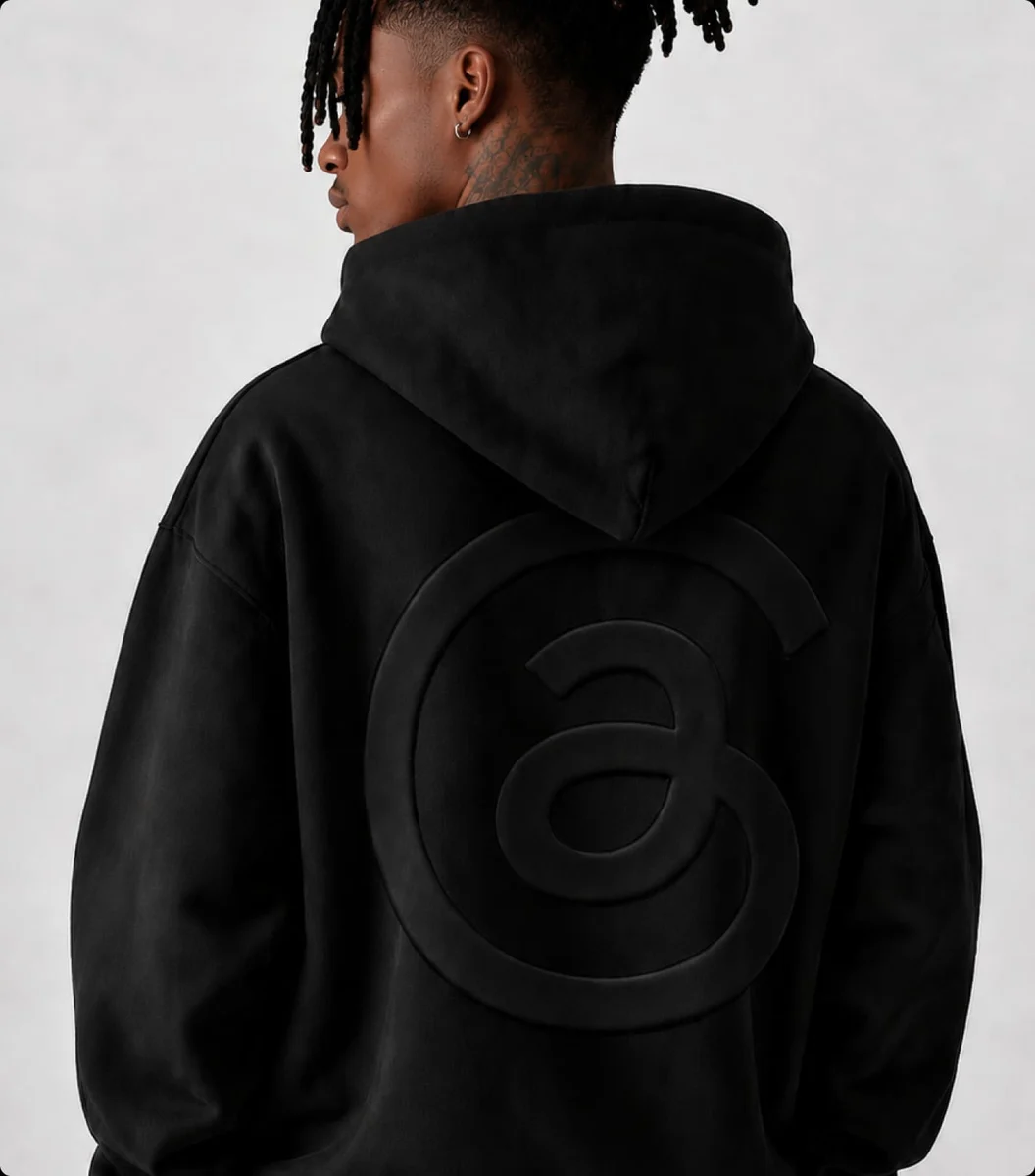 Espalda de una sudadera negra con el símbolo de Threads en tono sobre tono