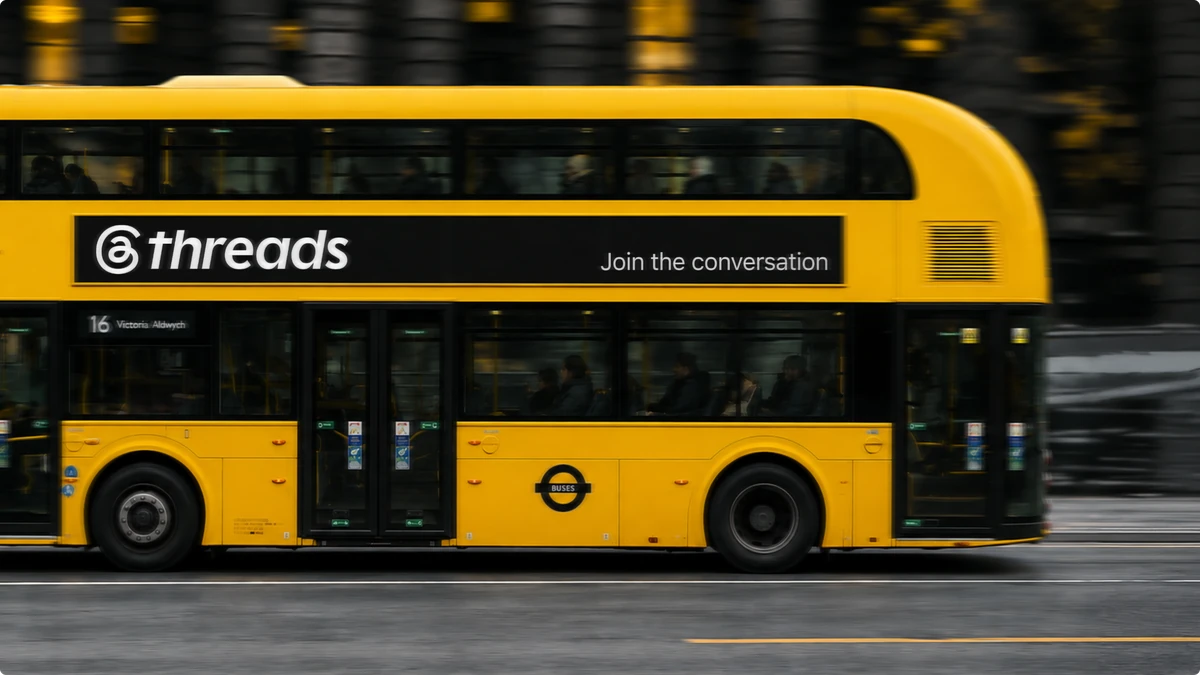 Autobús de dos pisos amarillo vinilado con publicidad de Threads