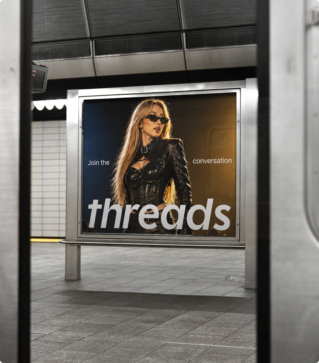 Póster de Threads en una marquesina de autobús