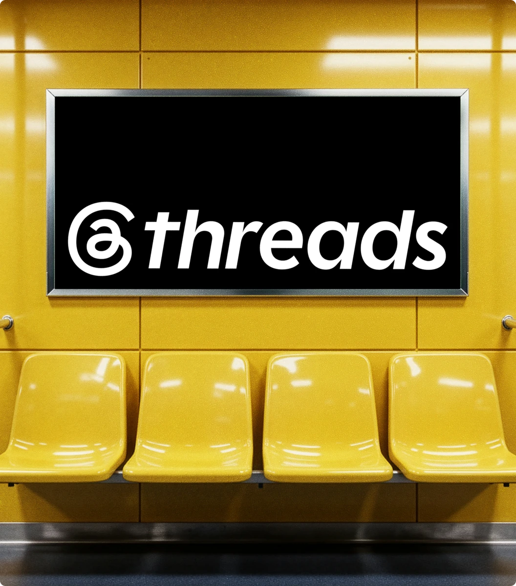 Señal con el logo de Threads sobre asientos amarillos de metro