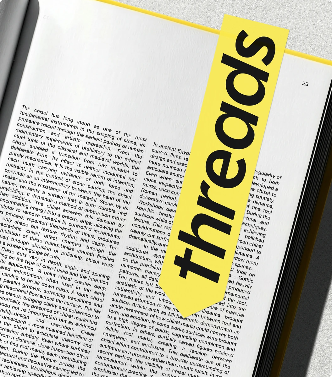 Periódico con una tira publicitaria amarilla de Threads