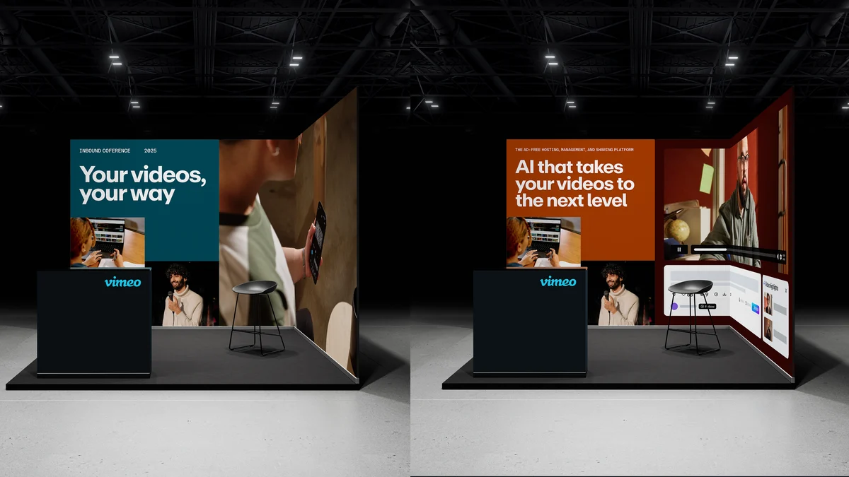 Stand de eventos de Vimeo con pantallas grandes