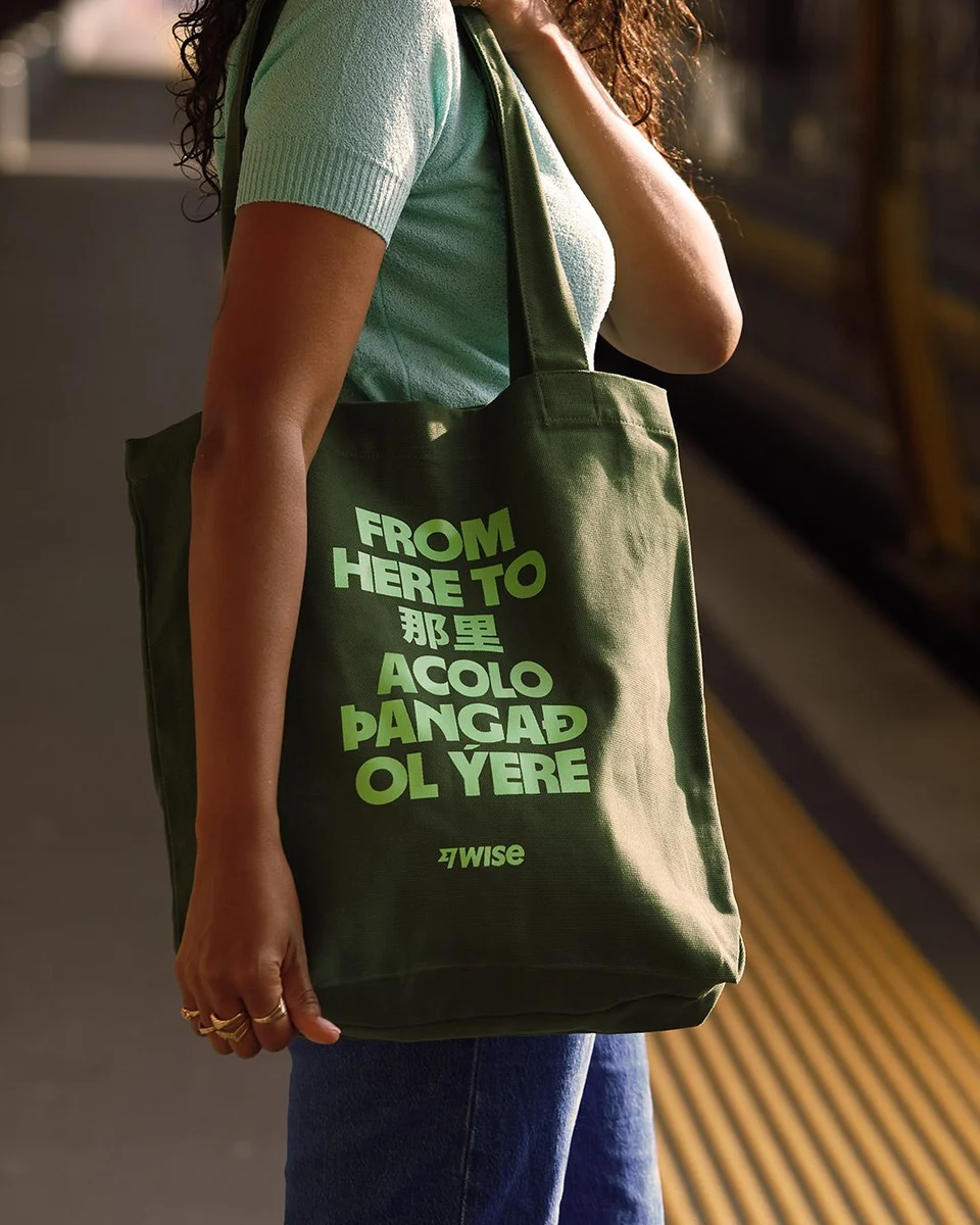 Persona llevando una bolsa de tela verde de Wise