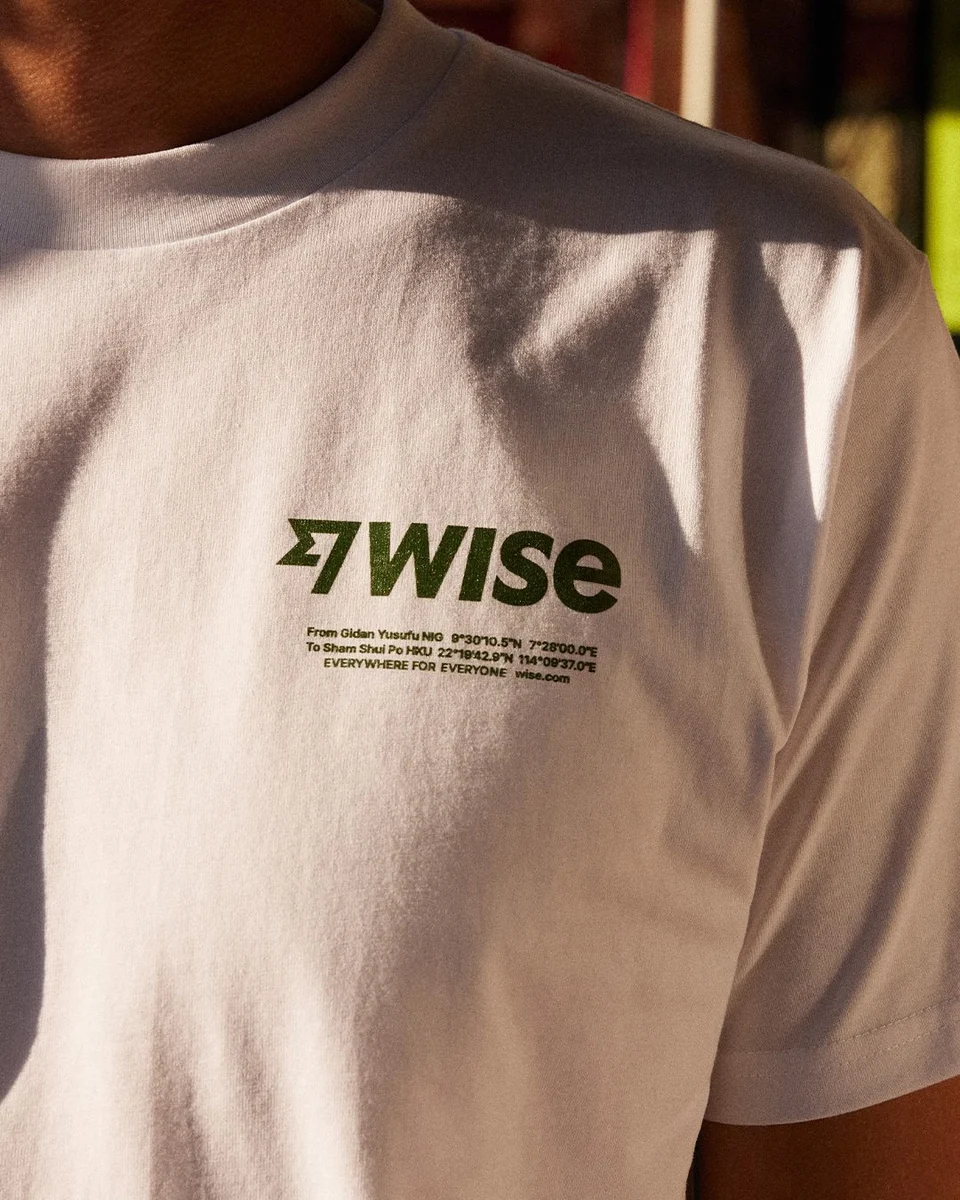 Espalda de una camiseta blanca con el logo de Wise