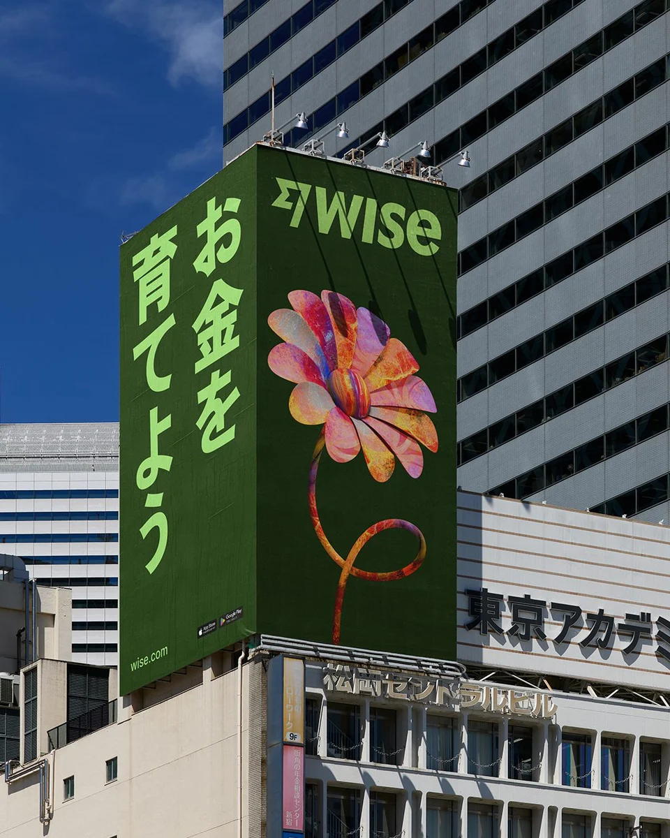 Valla publicitaria de Wise con una ilustración floral entre edificios urbanos