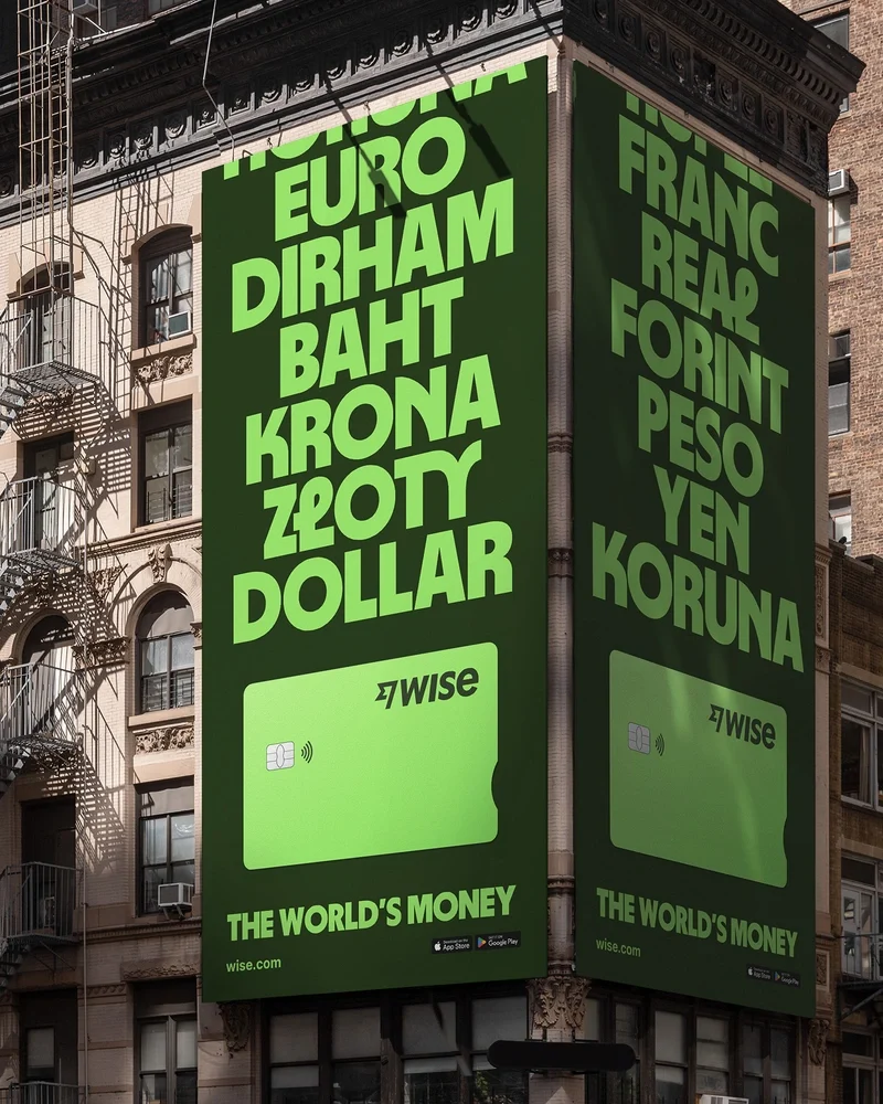 Anuncio en la fachada de un edificio de Wise listando divisas: euro, dírham, baht, corona, zloty, dólar