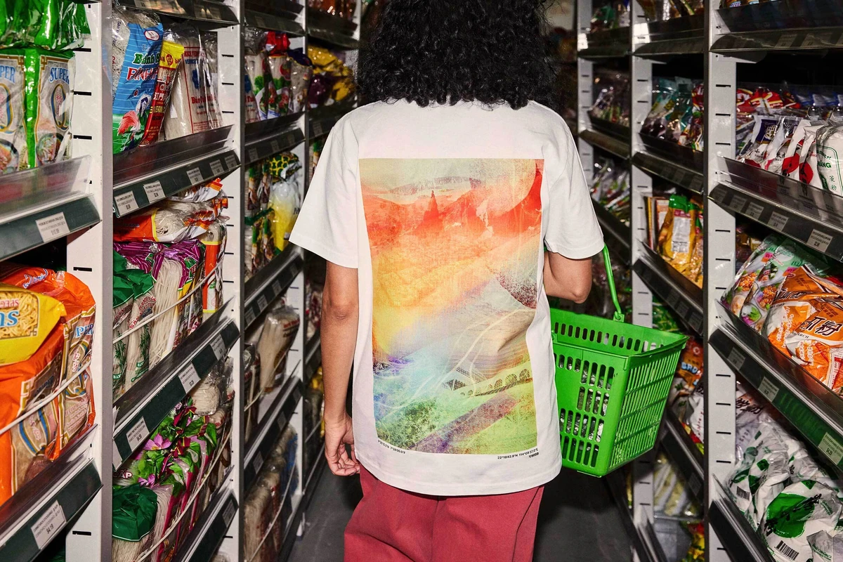 Cliente en un supermercado con una camiseta de Wise con una ilustración colorida