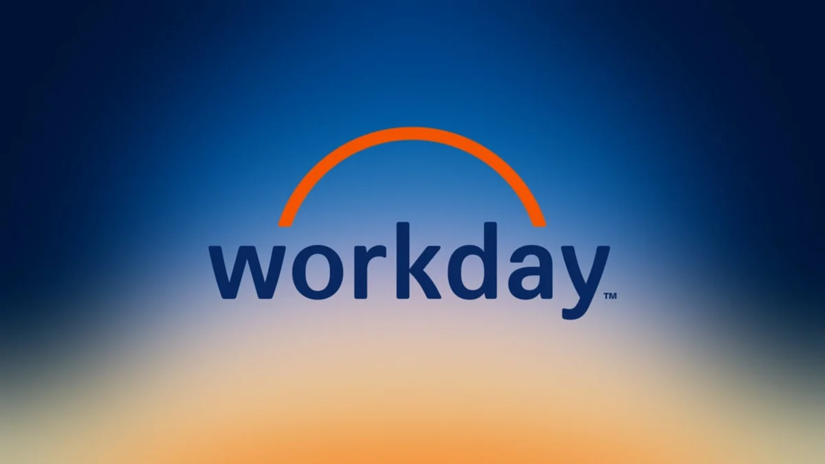 Logo de Workday con su arco naranja sobre un degradado de amanecer