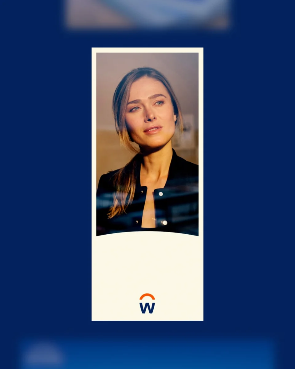 Tarjeta de retrato de Workday con la marca W