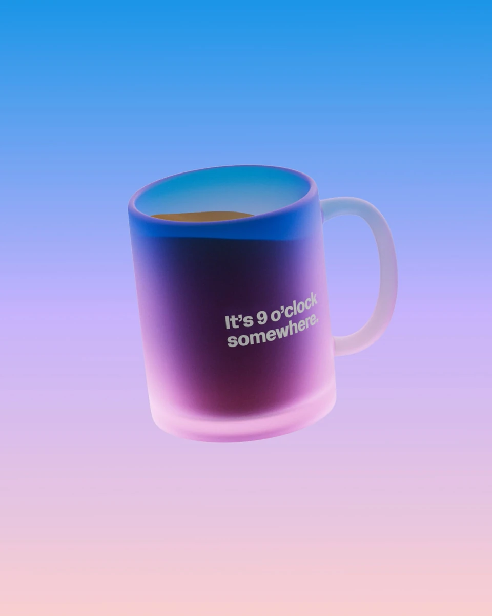 Taza de Workday sobre un degradado de amanecer