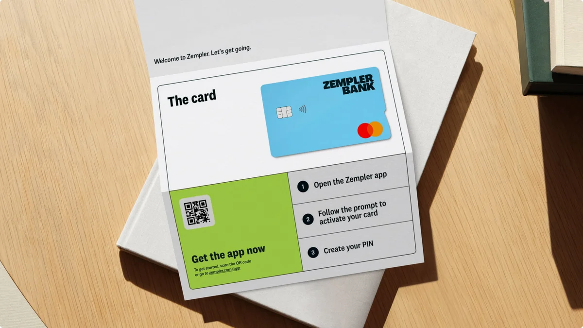 Tarjeta de débito de Zempler y pack de bienvenida impreso sobre un escritorio